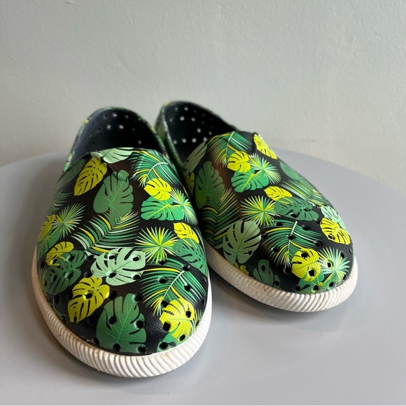 Native slip-ons. Tropical leaf print, monstera. Black green. Women’s size 6 - Picture 3 of 7